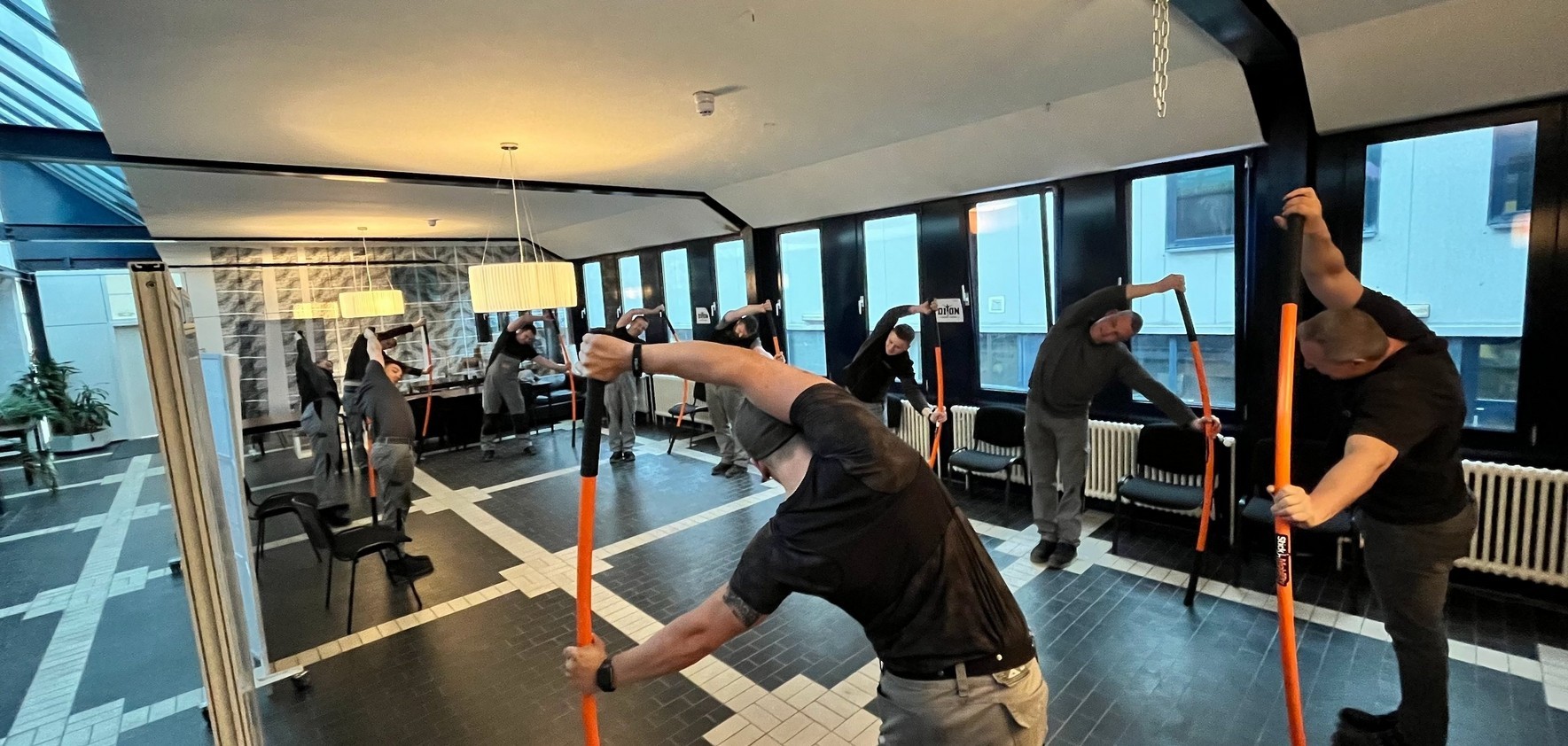 Gemeinsame Mobility-Einheit bei technotrans mit Trainingsstäben
