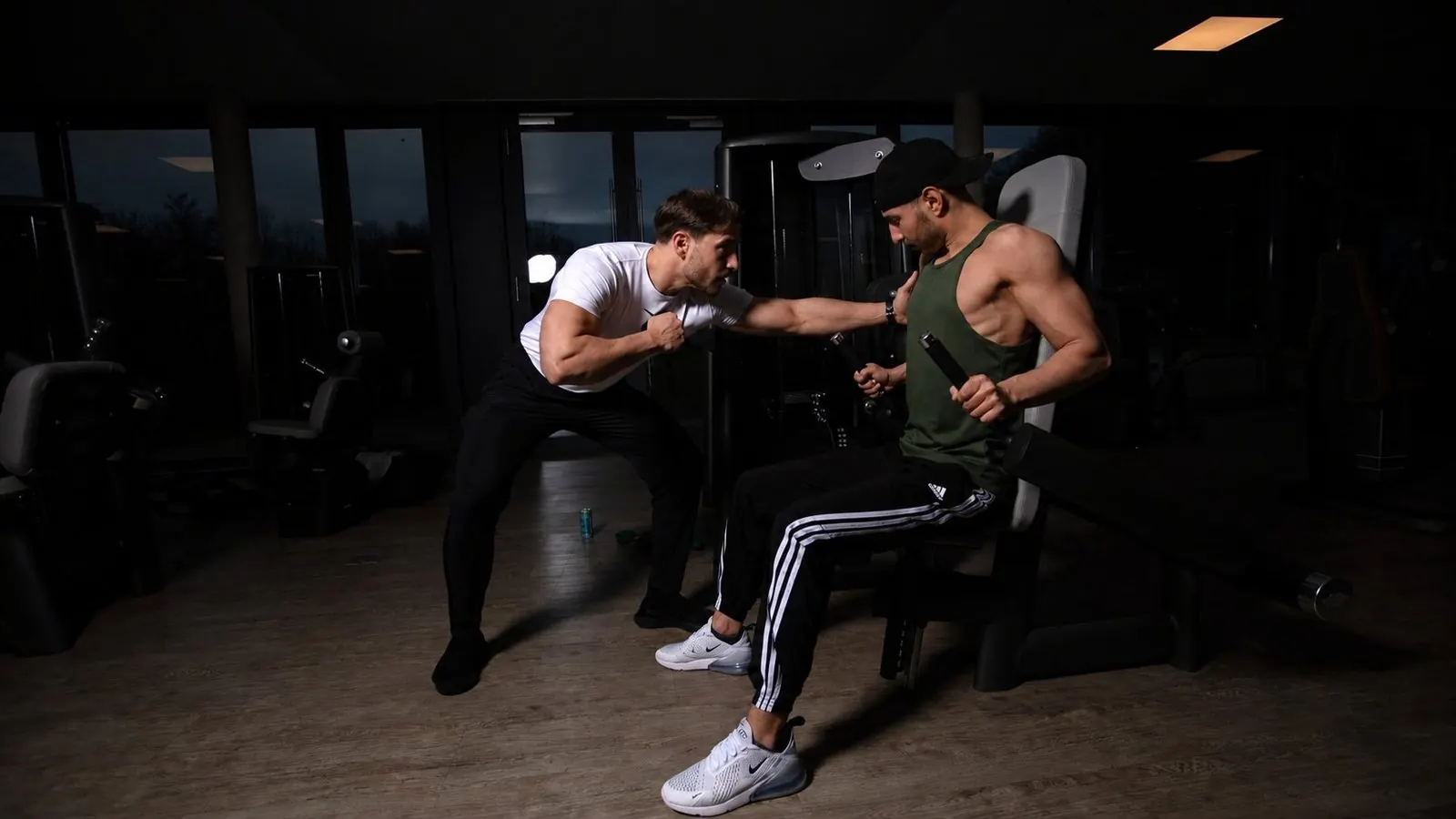 Driton begleitet einen Klienten persönlich beim Training